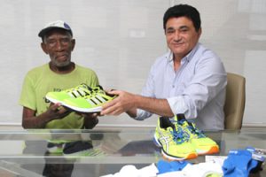 Corredor de 86 anos ganha material esportivo do Sindicato