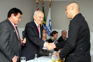 Formandos do Primeiro Emprego têm certificado assinado por ministro